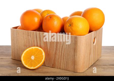 Frische Orangen in Kiste auf Holztisch vor weißem Hintergrund Stockfoto