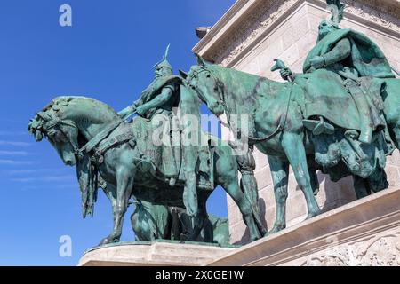 BUDAPEST, HUNGURY - 13. MÄRZ 2023: Dies ist eine Skulptur des Gründers des ungarischen Staates Prinz Apard mit Kriegern auf dem Podest der Millen Stockfoto