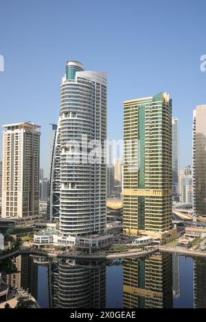 Dubai, VAE, 02.24.2023: Dubai Jumeirah Lake Towers Skyline Architektur Reichtum Luxusreisen in den Vereinigten Arabischen Emiraten Stockfoto