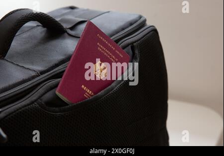 Nahaufnahme eines deutschen Passes in einer schwarzen Reisetasche Stockfoto