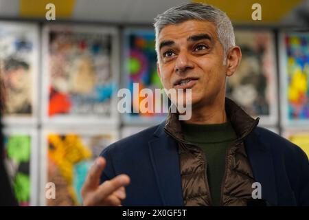 Der Bürgermeister von London Sadiq Khan besuchte die Stoke Newington School im Norden Londons, um einen neuen Klimaschutzplan für London bekannt zu geben. Bilddatum: Freitag, 12. April 2024. Stockfoto