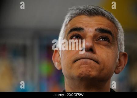 Der Bürgermeister von London Sadiq Khan besuchte die Stoke Newington School im Norden Londons, um einen neuen Klimaschutzplan für London bekannt zu geben. Bilddatum: Freitag, 12. April 2024. Stockfoto
