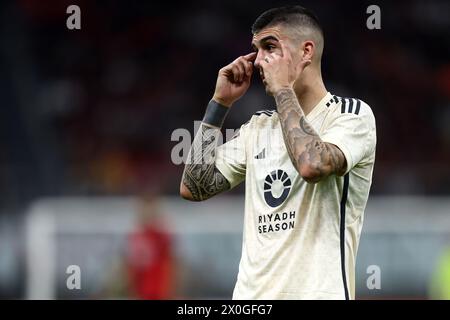 Mailand, Italien. April 2024. Gianluca Mancini von AS Roma gibt beim Viertelfinale der UEFA Europa League am 11. April 2024 in Mailand, Italien, im Stadio Giuseppe Meazza Gesten. Quelle: Marco Canoniero/Alamy Live News Stockfoto