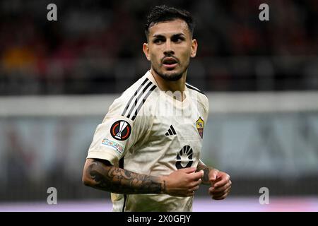 Leandro Paredes von AS Roma blickt beim Fußball-Spiel der Europa League zwischen dem AC Mailand und AS Roma im San Siro Stadion in Mailand (Italien) am 11. April 2024 zu. Stockfoto