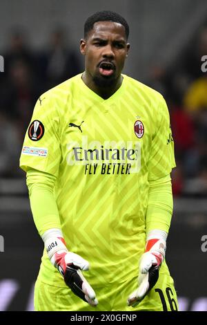 Mike Maignan vom AC Milan reagiert beim Europa League-Fußballspiel zwischen AC Milan und AS Roma im San Siro Stadion in Mailand (Italien) am 11. April 2024. Stockfoto