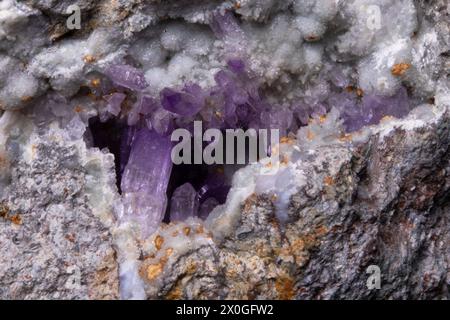 Amethyst-Quarzkristalle aus Sardinien, Italien Stockfoto