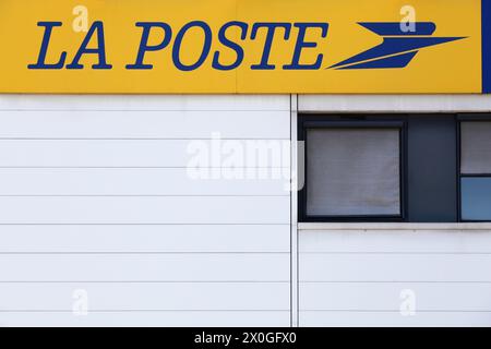 Saint Priest, Frankreich - 8. September 2018: Fassade von La Poste in Frankreich. La Poste ist ein französisches Postunternehmen Stockfoto