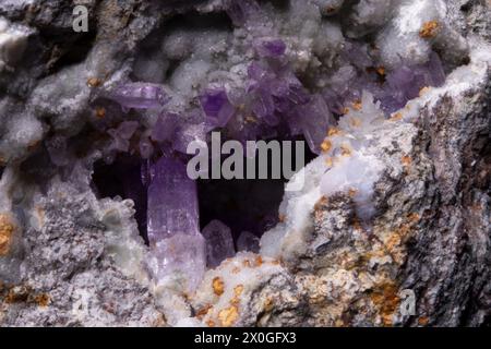 Amethyst-Quarzkristalle aus Sardinien, Italien Stockfoto