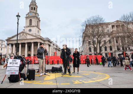 Sänger und Busker Luke silva unterhält die Massen mit einem Gastdarsteller, der im Trafalgar Square in London, England singt Stockfoto