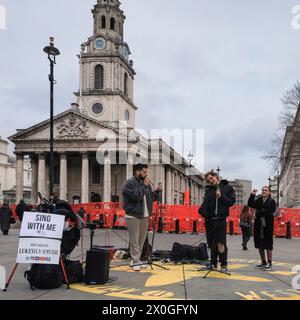 Sänger und Busker Luke silva unterhält die Massen mit einem Gastdarsteller, der im Trafalgar Square in London, England singt Stockfoto