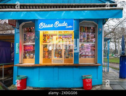 Blaue Bude, berühmter Blue Kiosk Stand und Zeitungskiosk mit Snacks, Getränken und Zeitungen im Ruhrort Duisburg, Deutschland Stockfoto