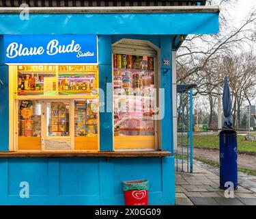 Blaue Bude, berühmter Blue Kiosk Stand und Zeitungskiosk mit Snacks, Getränken und Zeitungen im Ruhrort Duisburg, Deutschland Stockfoto