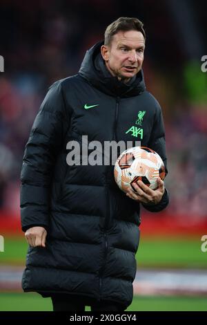 LIVERPOOL, UK - 11. April 2024: Liverpool-Assistenztrainer Pepijn Lijnders blickt während des Vorspiels vor dem Quar der UEFA Europa League auf Stockfoto