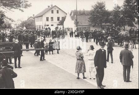 Feuerwehren aus Umgebung und Stadt präsentieren ihre Ausrüstung bei einem Umzug. In Pfaffenhofen an der Ilm, 1920. [Automatisierte Übersetzung] Stockfoto