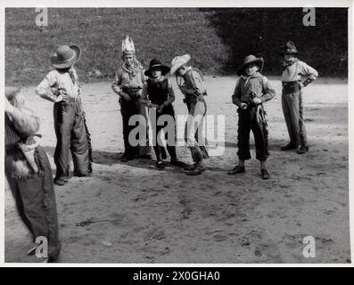 Eine Gruppe verkleideter Kinder spielt Cowboys und Indianer. Unbekannter Ort, 1965. [Automatisierte Übersetzung] Stockfoto