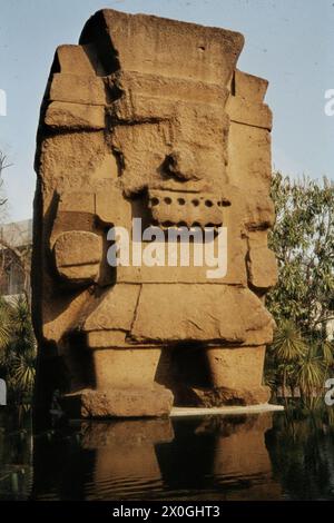 Eine sieben Meter hohe und 167 Tonnen schwere Skulptur des regengottes Tlaloc am Eingang des anthropologischen Museums in Mexiko-Stadt. [Automatisierte Übersetzung] Stockfoto