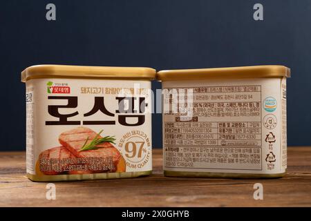 ZHONGSHAN China-29. Februar 2024: Zwei Dosen Lotte Luncheon Fleisch. Stockfoto