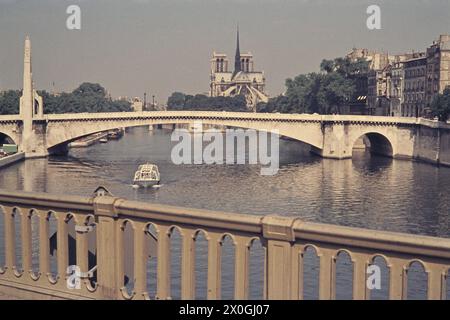 Blick von Pont Sully über die seine nach Notre Dame in Paris. [Automatisierte Übersetzung] Stockfoto