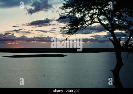 Sonnenuntergang am Reservoir in Mariental. [Automatisierte Übersetzung] Stockfoto