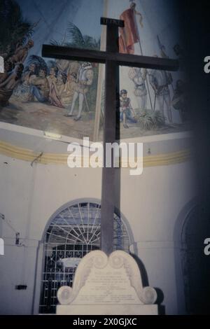 Das von Magellan vor einem Deckengemälde in einer Kapelle in Cebu City aufgestellte Kreuz [automatisierte Übersetzung] Stockfoto