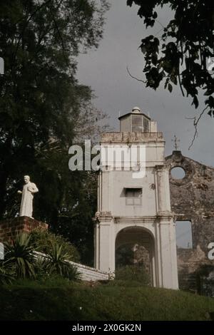 Blick auf die St. Paul's Church auf einem Hügel mit der Statue von Francis Xavier in Malakka. [Automatisierte Übersetzung] Stockfoto