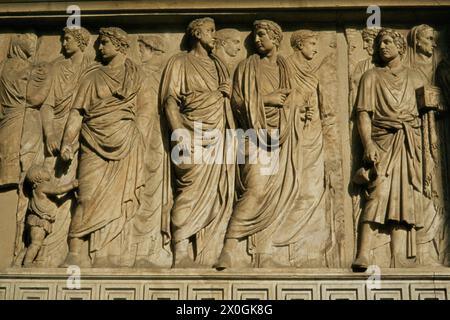 "Das Relief "'Zug der Senatoren'' auf der Ara Pacis Augustae in Rom. [Automatisierte Übersetzung]“ Stockfoto