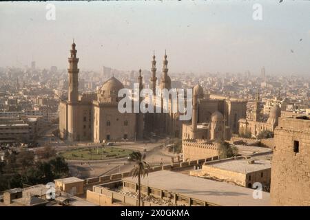 Blick von der Mohammed-Ali-Moschee zur Sultan-Hassan- und -er-Rifai-Moschee in Kairo. [Automatisierte Übersetzung] Stockfoto