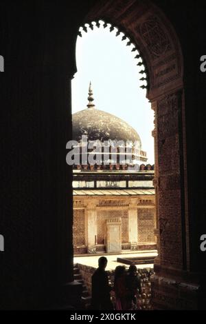 Blick vom Haupteingang Alai Darwaza auf das Grab von Iman Zamin aus dem 16. Jahrhundert südlich des Qutub Minar in Delhi. [Automatisierte Übersetzung] Stockfoto