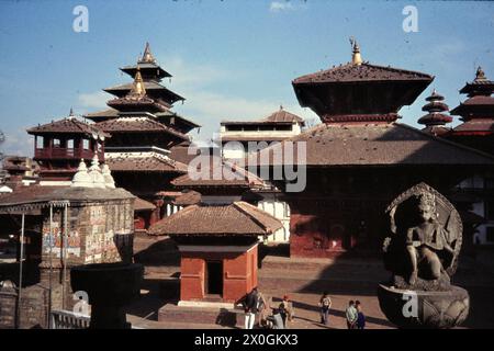 Blick über den nördlichen Teil des Durbar-Platzes in Kathmandu mit Pratab Mallas Statue im Vordergrund, hinter dem Guhyeshwori-Tempel und dem Taleju-Tempel im linken Rücken. [Automatisierte Übersetzung] Stockfoto