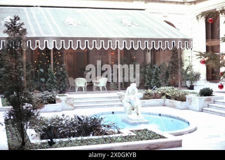 Ein Brunnen vor einer Markise im Innenhof des Hotels Intercontinental in Paris. [Automatisierte Übersetzung] Stockfoto