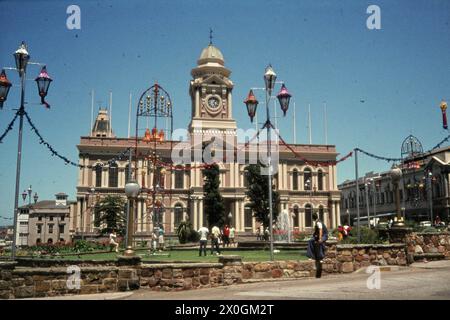 Touristen am Krönungsbrunnen vor dem Rathaus in Port Elisabeth. [Automatisierte Übersetzung] Stockfoto