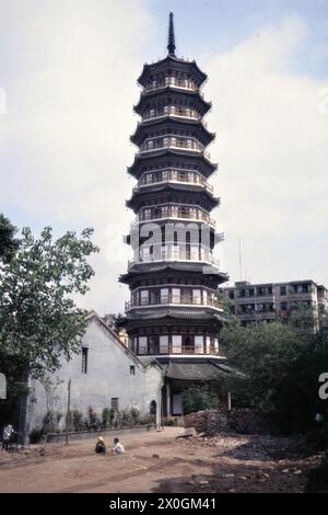 Der Tempel der sechs Banyan-Bäume (Liurong Si) neben einem Wohnhaus in Guiluin. [Automatisierte Übersetzung] Stockfoto