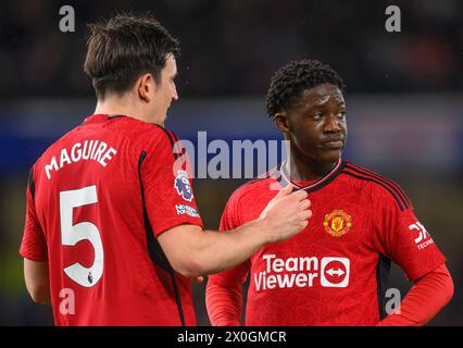 London, Großbritannien. April 2024 - Chelsea gegen Manchester United - Premier League - Stamford Bridge. Kobbie Mainoo und Harry Maguire gegen Chelsea. Bildnachweis: Mark Pain / Alamy Live News Stockfoto