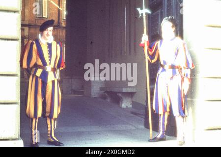 Zwei Mitglieder der Schweizergarde vor dem Eingang zum päpstlichen Sommerpalast Castel Gandolfo im Vatikan. [Automatisierte Übersetzung] Stockfoto