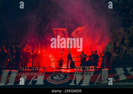 Mailand, Italien. April 2024. Fans des AC Mailand auf den Tribünen während des Spiels der UEFA Europa League zwischen AC Mailand und Roma in San Siro in Mailand. (Foto: Gonzales Photo/Alamy Live News Stockfoto