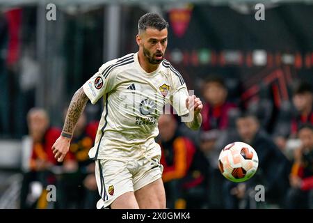 Mailand, Italien. April 2024. Leonardo Spinazzola (37) von Roma beim Spiel der UEFA Europa League zwischen AC Milan und Roma in San Siro in Mailand. (Foto: Gonzales Photo/Alamy Live News Stockfoto