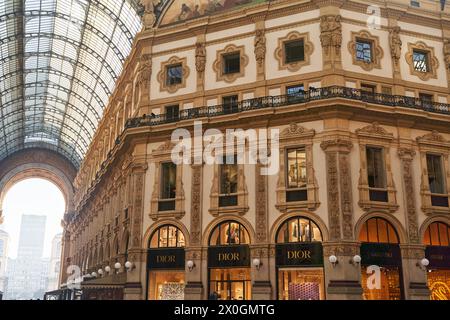 Mailand, Italien - 15. Februar 2023: Innenansicht der Galleria Victor Emanuele II auf der Piazza del Duomo Stockfoto