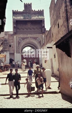 Menschen auf den Stufen vor der Placa de Fes und der andalusischen Moschee in Fes. [Automatisierte Übersetzung] Stockfoto