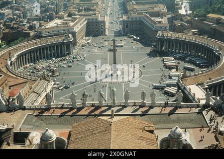 Blick von der Kuppel des Petersdom am Petersplatz und den angrenzenden Berninis Kolonnaden in Rom. Stockfoto