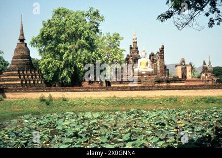 Buddha sitzend in den Ruinen des Tempelkomplexes Wat Mahathat in Sukhothai. [Automatisierte Übersetzung] Stockfoto