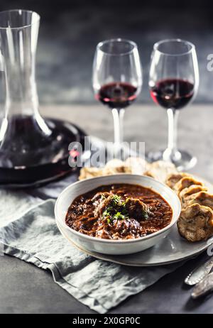 Traditionelles Wiener, Wild oder ungarisches Gulasch mit Karlovy Vary Knödeln und Rotwein. Stockfoto