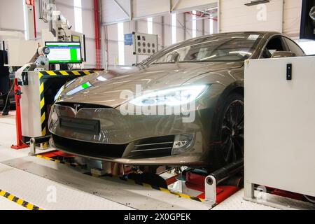 Tesla Model S wird getestet Ein brandneues Tesla Model S wird auf einer Rollenbank im europäischen Montagewerk in Tilburg, Niederlande, getestet und eingestellt. Tilburg Tesla Motors Noord-Brabant Nederkand Copyright: XGuidoxKoppesx Stockfoto