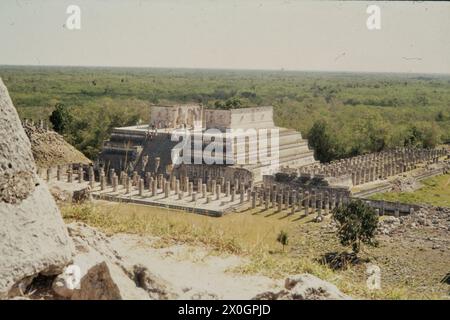 'Blick von El Castillo auf den Tempel der Krieger und die Gruppe der ''Tausend Säulen'' in der ehemaligen Maya-Stadt Chichén-Itzá. [Automatisierte Übersetzung]“ Stockfoto