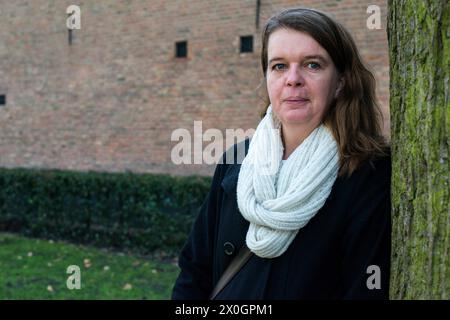 Porträt Halbdepressive Frau Porträt einer halb depressiven, mittelerwachsenen, kaukasischen Frau, die sich an den Baum eines Stadtparks lehnt. Fällung gedrückt. Breda, Niederlande. MRYES Breda Pak Centrum Noord-Brabant Nederland Copyright: XGuidoxKoppesxPhotox Stockfoto