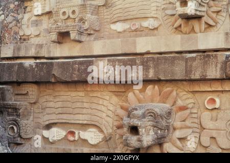 Detail der Basis der Quetzalcoatl-Pyramide mit Masken des regengottes Tlaloc und der gefiederten Schlange in Teotihuacán. [Automatisierte Übersetzung] Stockfoto