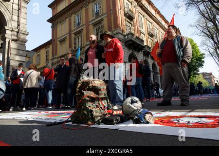 Turin, Italien. April 2024. Die Gewerkschaften streiken und protestieren gegen den Produktionsrückgang und gegen die zahlreichen Arbeitnehmer, die im Werk Mirafiori der FCA entlassenen Lohn zahlen. Quelle: M.Bariona/Alamy Live News Stockfoto