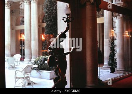 Eine Statue im Innenhof des Hotels Intercontinental in Paris. [Automatisierte Übersetzung] Stockfoto