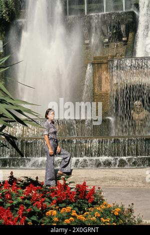 "Ein Tourist mit Glockenboden vor der Fontana dell'Organo Idraulico ('Wasserorgelbrunnen'') in den Gärten der Villa d'Este. [Automatisierte Übersetzung]“ Stockfoto