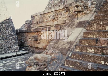 Der Sockel und das untere Ende der Treppe der Quetzalcoatl-Pyramide in Teotihuacán. [Automatisierte Übersetzung] Stockfoto