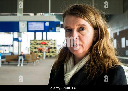 Frau am Bahnsteig mittlere Erwachsene kaukasische Frau am Bahnsteig 3 des Bahnhofs, wartet auf ihren Verbindungszug in Richtung Osten. Breda, Niederlande. MRYES Breda Centraal Station Noord-Brabant Nederland Copyright: XGuidoxKoppesxPhotox Stockfoto